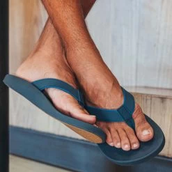 OluKai Koko'o Flip Flop - Men's -Men's Outdoor Gear MOOCMOOC D4